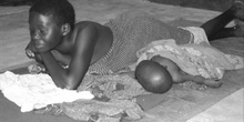 Enfermos en puesto de salud de Natoa, Mozambique