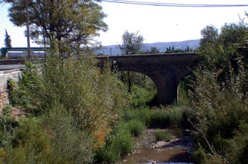 Puente sobre riachuelo