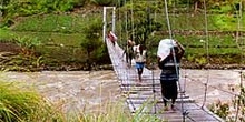 Gentes cruzando un puente, Irian Jaya, Indonesia