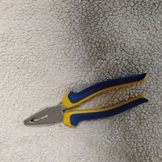 Alicate universal (cerrado)