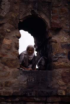 Anciana entre los muros del Purana Qila, Fuerte Antiguo, Calcuta