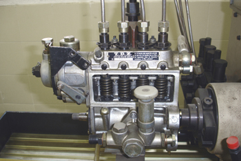 Bomba inyectora en línea. Montaje sobre banco de pruebas