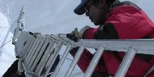 El ´doctor´jalando la escalera con cuerdas desde la cima del mur