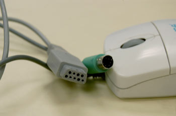 Detalle de conectores de ratón, puerto Serie y PS2