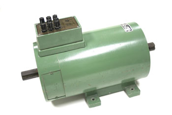 Generador trifásico con rueda polar