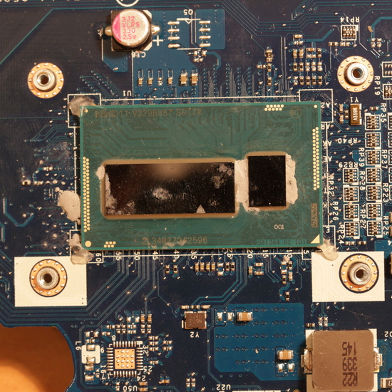 Microprocesador Intel i5-4200U de bajo consumo soldado en la placa de un ordenador portátil
