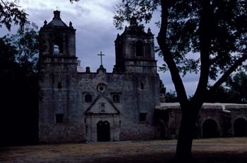 Iglesia antigua dos campanarios