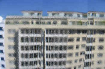 Vista de edificio a través de una ventana de cristal, SAo Paulo,