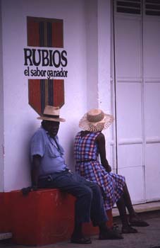 Dos personas descansando en Livingston, Guatemala