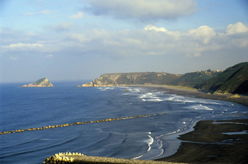 Vista hacia el este del playón de Bayas, Castrillón, Principado