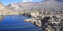 Lago de montaña en Posets, Huesca