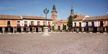 Plaza de Segovia con Ayuntamiento e iglesia en Navalcarnero