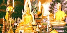 Altar con figuras budistas doradas, Tailandia