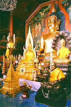 Altar con figuras budistas doradas, Tailandia