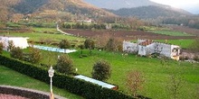 Vista de prados y montañas a las afueras de Olot, Garrotxa, Gero