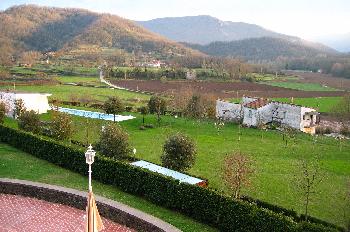 Vista de prados y montañas a las afueras de Olot, Garrotxa, Gero