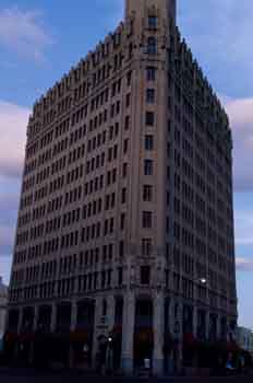 Edificio de gran altura con muchas ventanas
