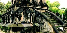 Templo sobre elefantes, Tailandia