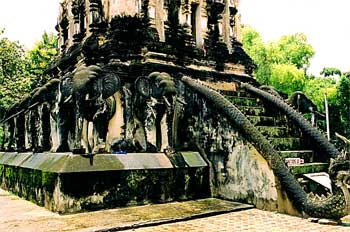 Templo sobre elefantes, Tailandia