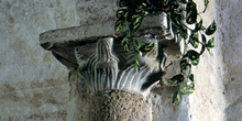Capitel izquierdo del arco toral de la iglesia de Santo Adriano,