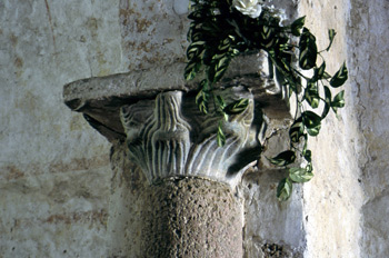 Capitel izquierdo del arco toral de la iglesia de Santo Adriano,