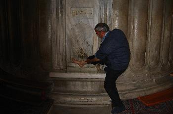 Personas limpiando sus pies antes de entrar a la mezquita, Estam