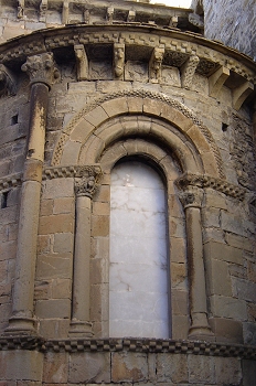Detalle de la ventana del ábside central, Jaca, Huesca