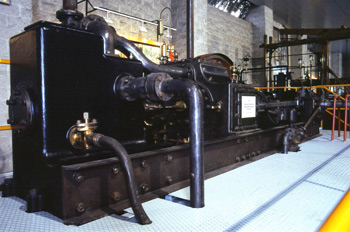 Vista frontal de la máquina de vapor de doble expansión (1890),