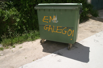 Pintada en gallego en un contenedor, Santiago de Compostela, La
