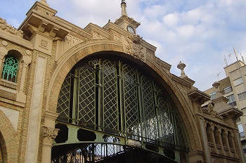 Arco de entrada del mercado de Zaragoza