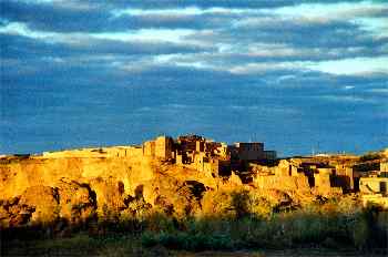 Fortificación y pueblo sobre un macizo rocoso, Marruecos