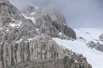 Vista rocosa del ascenso a Llana del Bozo