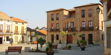 Plaza y ayuntamiento en Valdetorres del Jarama