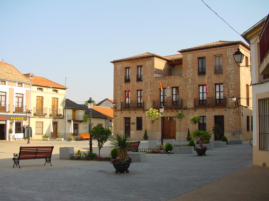 Plaza y ayuntamiento en Valdetorres del Jarama