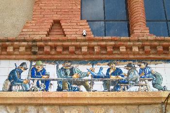 Detalles de la fachada del Sindicato Agrícola de Pinell de Brai,