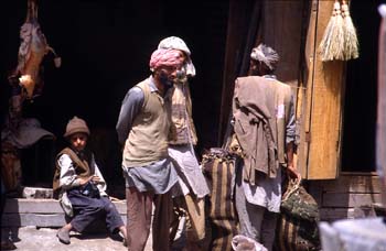 Escena callejera ante una carnicería, Jammu y Cachemira, India
