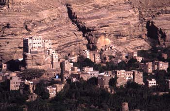 Palacio sobre la Roca, en el valle de Wadi Dhahr, Yemen