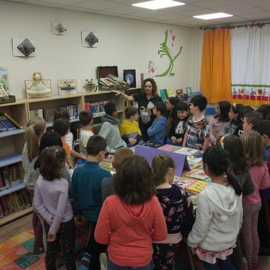 Visitamos la nueva biblioteca del colegio 2