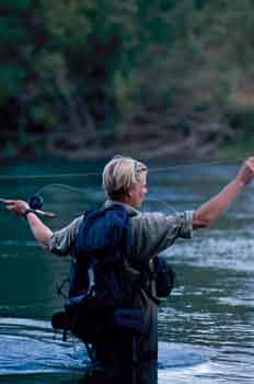 Mujer pescando en un río (Nueva Zelanda)
