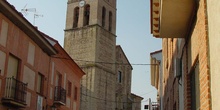 Calle con iglesia de fondo en Fuente el Saz