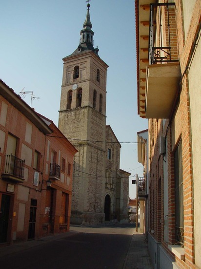 Calle con iglesia de fondo en Fuente el Saz