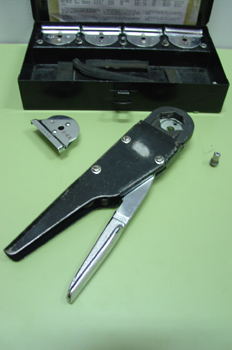 Zunchadora manual para pines de conectores aeronáuticos