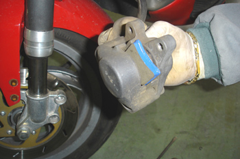 Ciclomotor. Sustitución de pastillas de freno