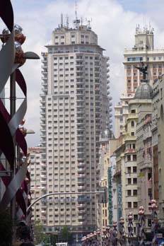 Vista de la Torre de Madrid desde la Gran Vía