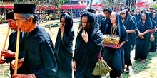 Procesión de músicos en funeral, Sulawesi, Indonesia