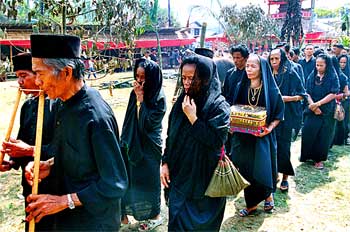 Procesión de músicos en funeral, Sulawesi, Indonesia