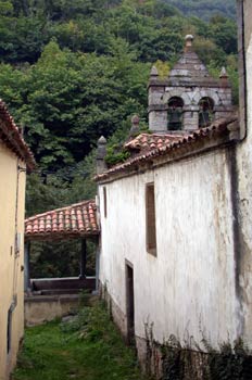 Lateral de la Iglesia de San Martín de las Puentes, Pola de Lena