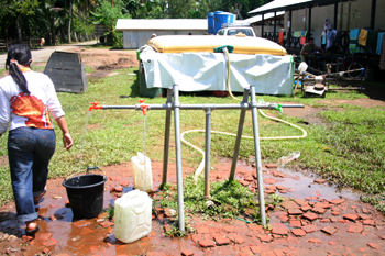 Depósito de agua, campo de refugiados de Melaboh, Sumatra, Indon