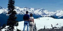 Pareja contemplando la vista en Whistler, Columbia Británica (Ca