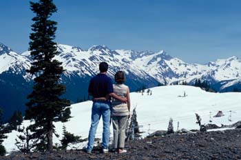 Pareja contemplando la vista en Whistler, Columbia Británica (Ca